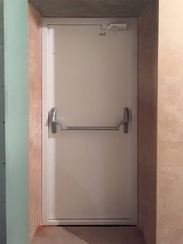 Дверь Антипаника (Камергерский переулок) Дверь Антипаника (Камергерский переулок)