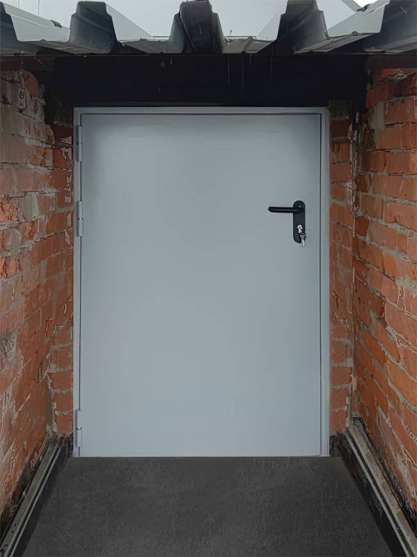 Дверь для выхода на кровлю (пос. Нахабино) Дверь для выхода на кровлю (пос. Нахабино)