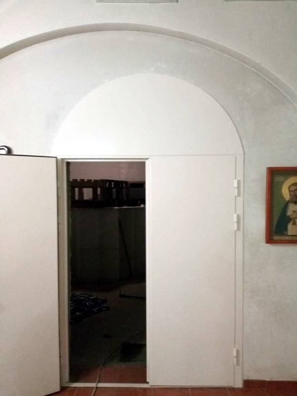 Дверь с арочной фрамугой (ул. Южнобутовская) Дверь с арочной фрамугой (ул. Южнобутовская)