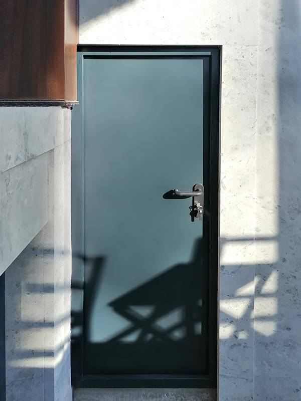 Нестандартная дверь, вид с улицы (ул. Гостиничная, гостиница «Восход») Нестандартная дверь, вид с улицы (ул. Гостиничная, гостиница «Восход»)