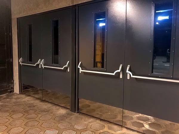 Остекленные двери (спортивный центр «Пионер 2.0», ул. Дубининская) Остекленные двери (спортивный центр «Пионер 2.0», ул. Дубининская)