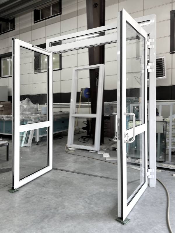 Противопожарная алюминиевая дверь с верхней вставкой Противопожарная алюминиевая дверь с верхней вставкой