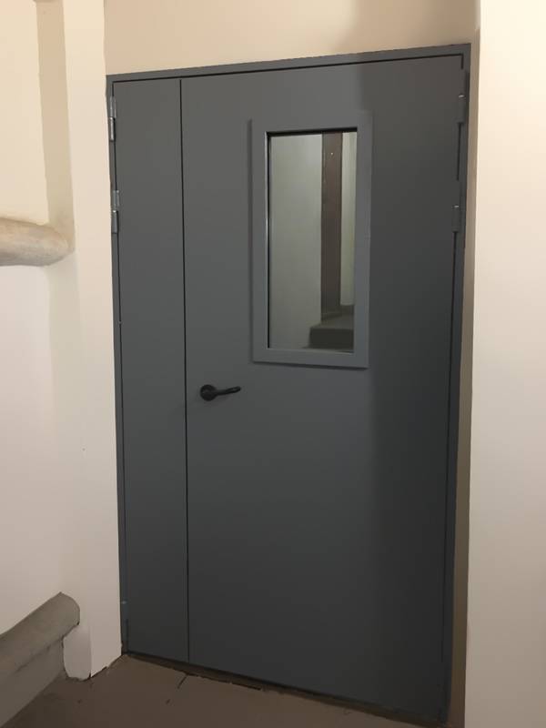 Противопожарная дверь со стеклом (жилой дом, переулок Расковой) Противопожарная дверь со стеклом (жилой дом, переулок Расковой)