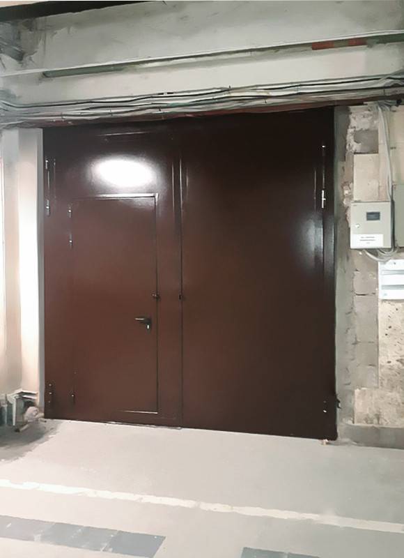 Стальные ворота с дверцей Стальные ворота с дверцей