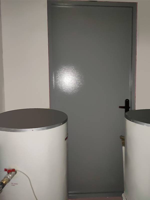 Внутренняя сторона двери (фитнес-зал в здании РЖД) Внутренняя сторона двери (фитнес-зал в здании РЖД)